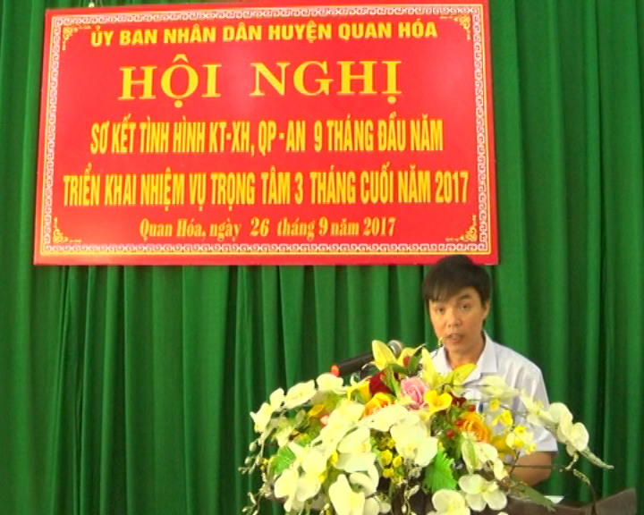 Đồng chí Ngô Sĩ Tâm Phó VP UBND huyện thông qua báo cáo Sơ kết Kinh tế- xã hội, quốc phòng- an ninh 9 tháng đầu năm 2017