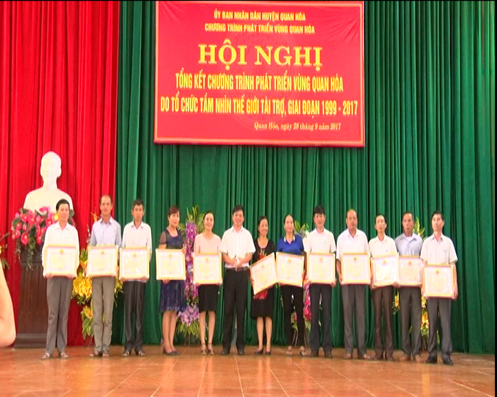 Hình ảnh : Đ/c Hà Văn Ca – thường vụ huyện ủy, Phó Chủ tịch UBND huyện, Trưởng BQL Chương trình PTV huyện Quan hóa trao tặng giấy khen cho các cá nhân đã có thành tích đóng góp xuất sắc cho Chương trình Phát triển vùng Quan hóa giai đoạn 1999 - 2017.