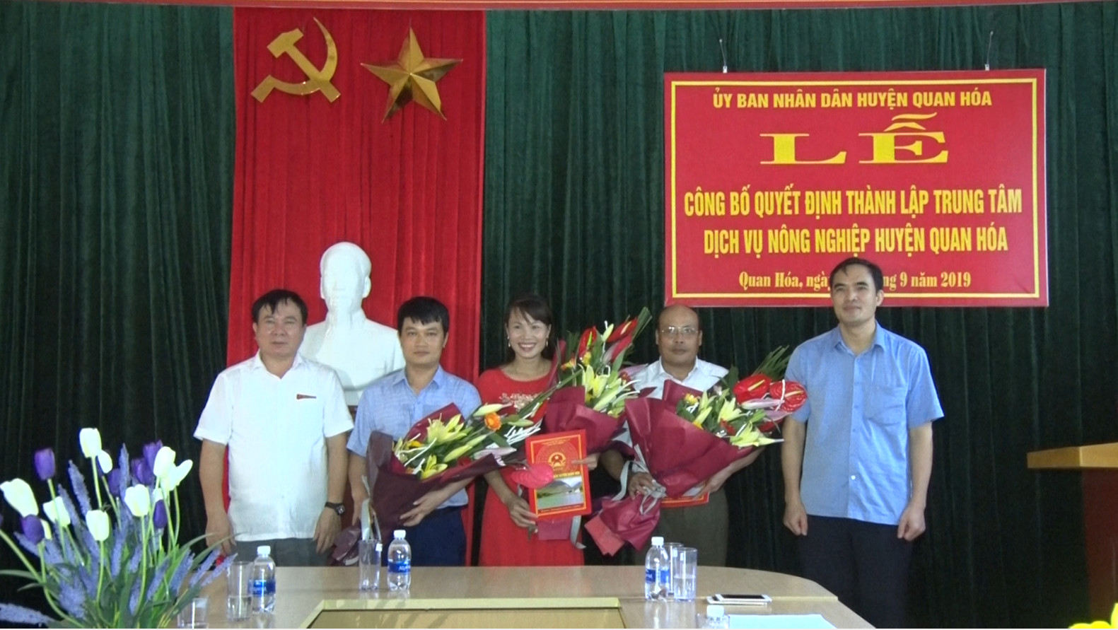 Các đồng chí lãnh đạo huyện trao Quyết định và tặng hoa chúc mừng ban lãnh đạo Trung tâm Dịch vụ nông nghiệp huyện Quan Hóa