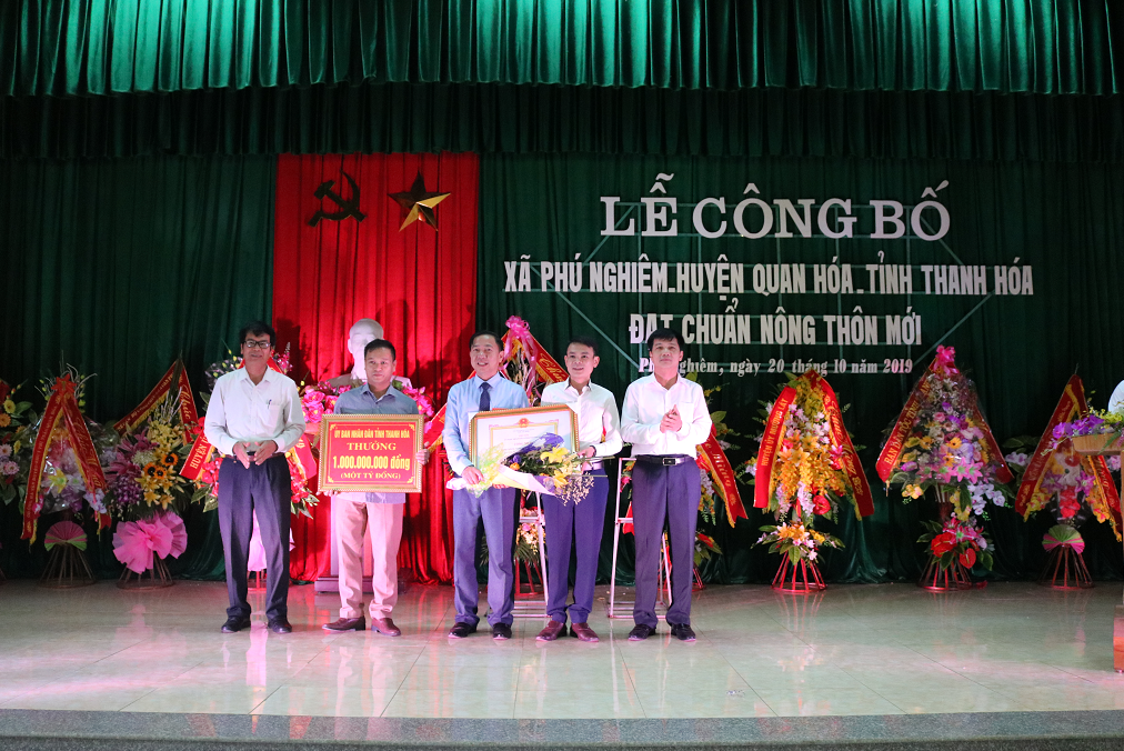 Đồng chí: Lương Văn Tưởng, trưởng ban Dân tộc Tỉnh; Lãnh đạo Văn phòng Điều phối xây dựng NTM tỉnh đã trao bằng công nhận "Xã đạt chuẩn Nông thôn mới năm 2019" và tiền thưởng 1 tỷ đồng cho Đảng bộ, chính quyền và nhân dân xã Phú Nghiêm.