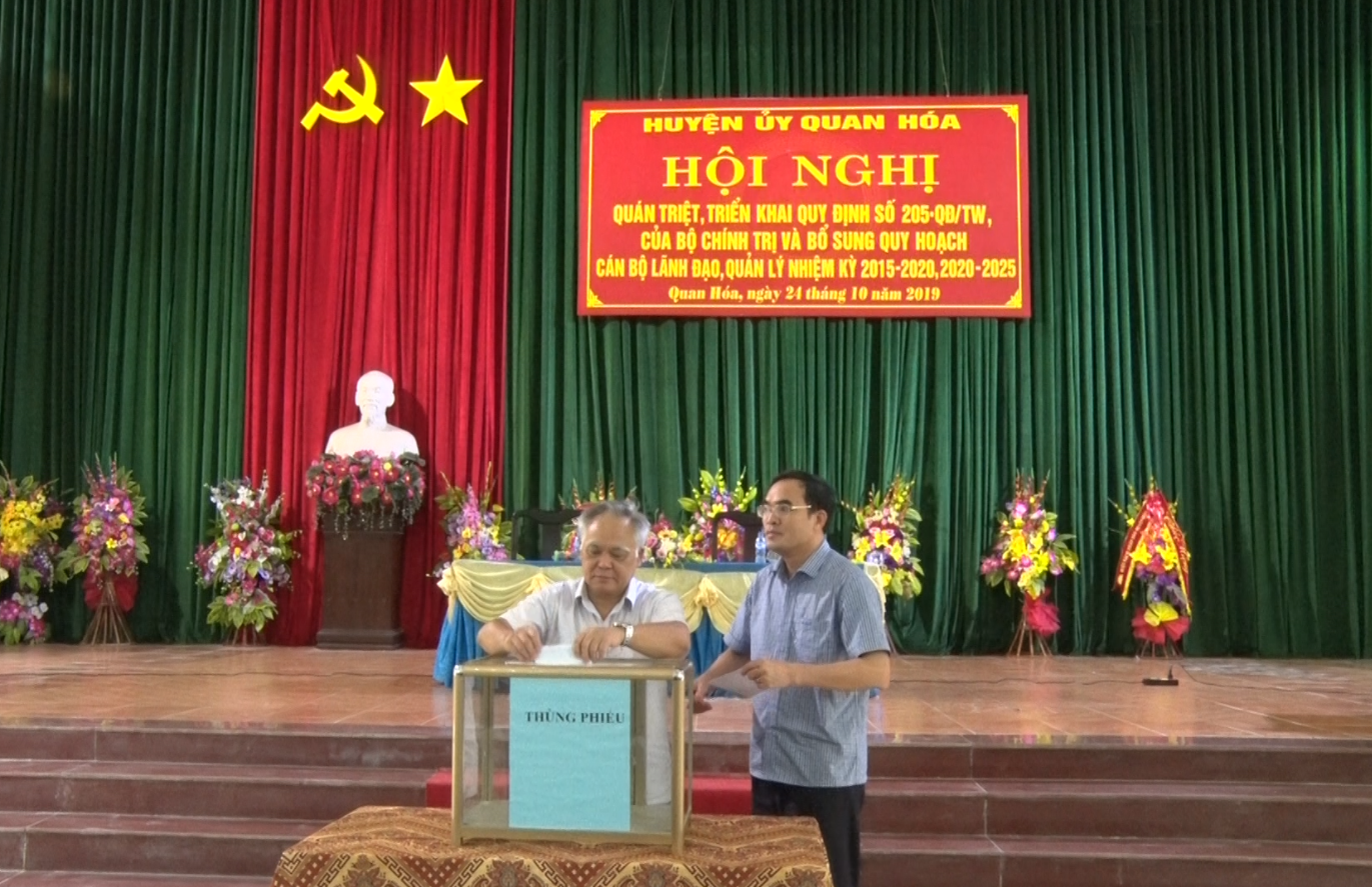 Các đại biểu bỏ phiếu bổ sung quy hoạch chức danh cán bộ nhiệm kỳ 2015-2020, 2020-2025