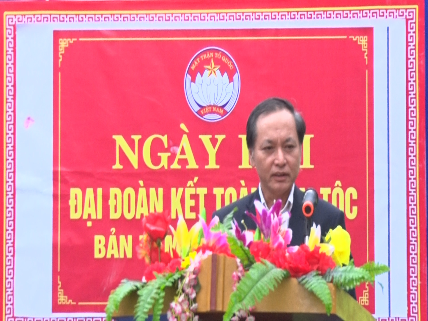 Đồng chí Phó Chủ tịch UBND tỉnh Nguyễn Đức Quyền phát biểu tại ngày hội đại đoàn kết Bản Hàm.