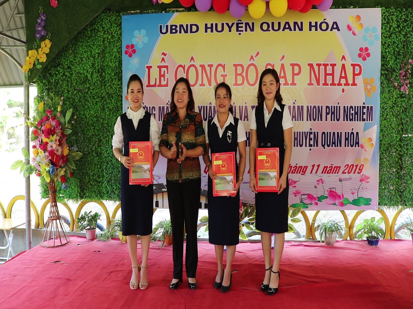 Đồng chí: Phạm Thị Hoa PCT- UBND huyện trao quyết định bổ nhiệm Hiệu trưởng, phó hiệu trưởng Trường Mầm non Phú Nghiêm