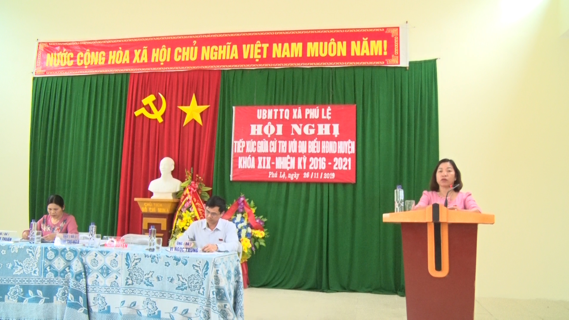 Bà: Phạm Thị Hoa PCT - UBND huyện tiếp thu giải trình những ý kiến kiến nghị của cử tri hai xã