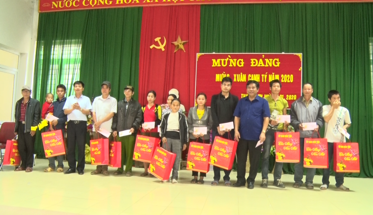 Thứ trưởng, Phó Chủ nhiệm Y Thông thăm hỏi, tặng quà cho bà con xã Thành Sơn, huyện Quan Hóa