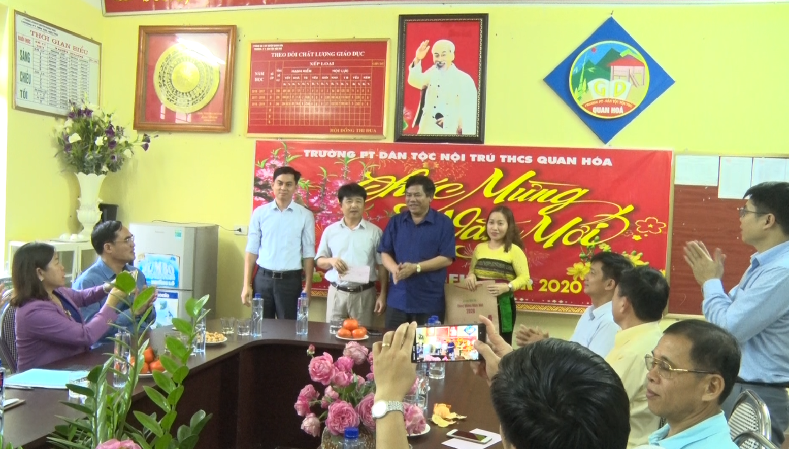 Thứ trưởng, Phó Chủ nhiệm Y Thông thăm, chúc Tết Trường PT - THCS Dân tộc Nội trú Huyện