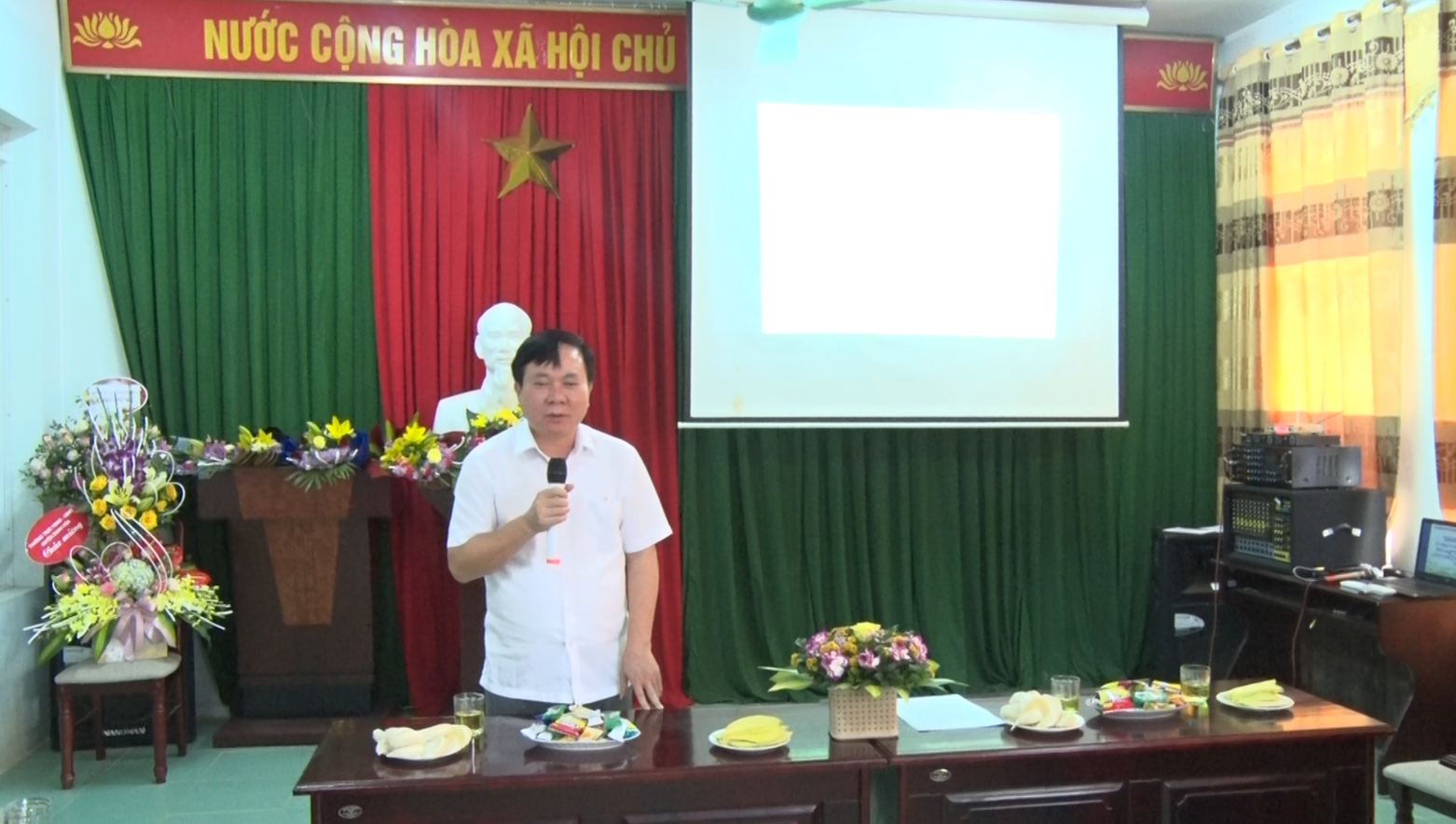 Đồng chí Nguyễn Hữu Đồng PBTTT Huyện ủy phát biểu chúc mừng