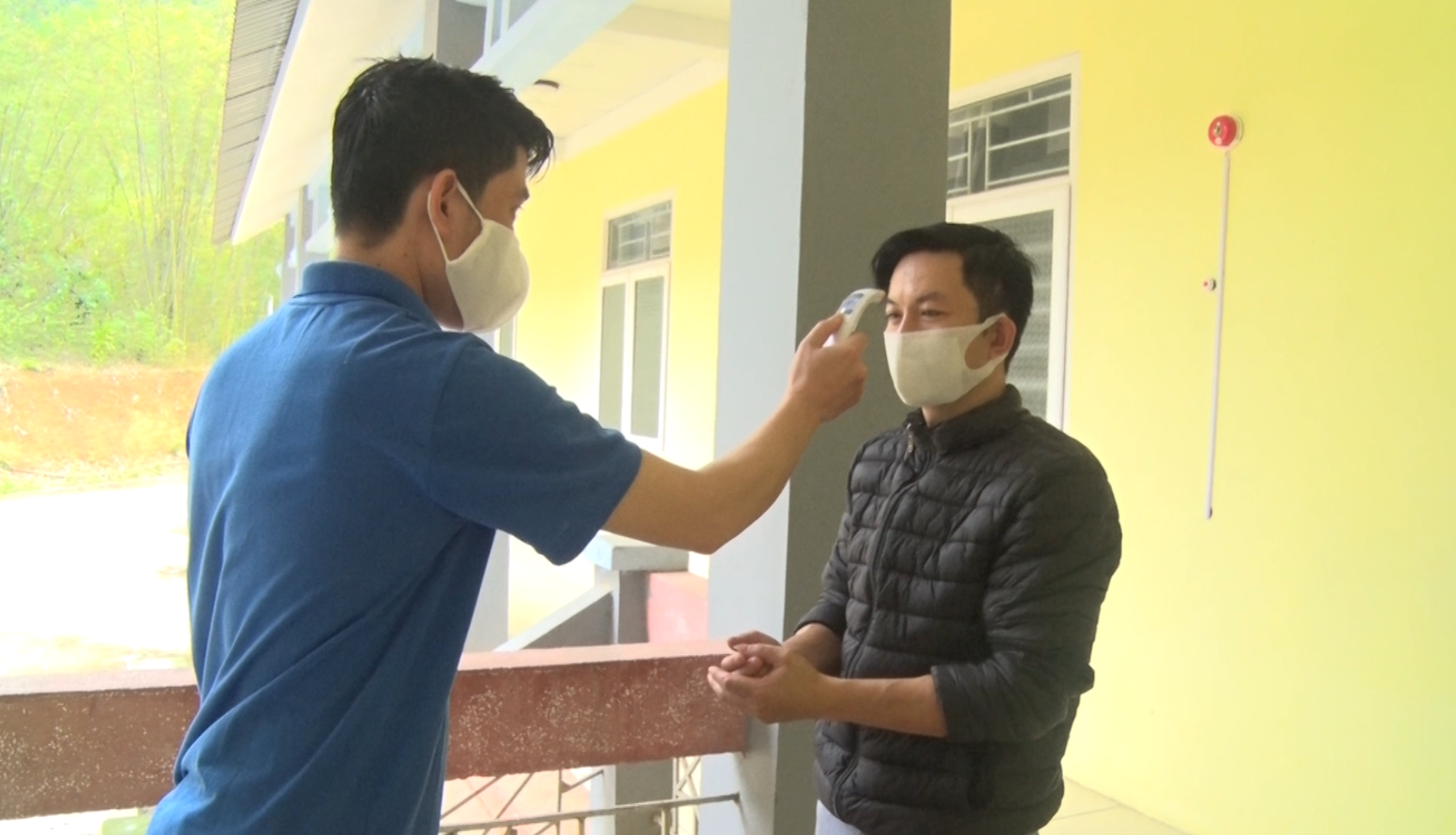 Kiểm tra, đo thân nhiệt khi công dân vào làm việc tại công sở UBND Thị trấn Hồi Xuân