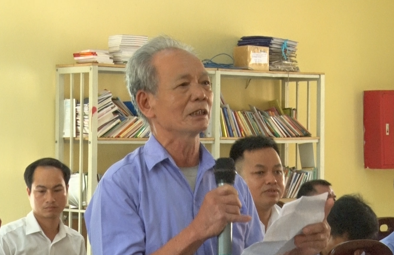 Cử tri Xã Phú Sơn kiến nghị tại buổi tiếp xúc.