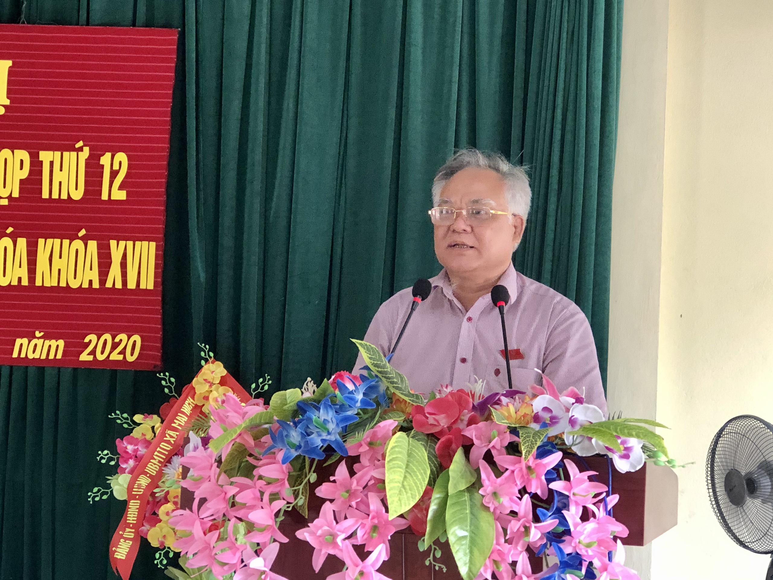 Đồng chí Phạm Bá Diệm, TUV, Bí thư Huyện ủy, Chủy tịch HĐND Huyện tiếp thu ý kiến cử tri tại buổi tiếp xúc.