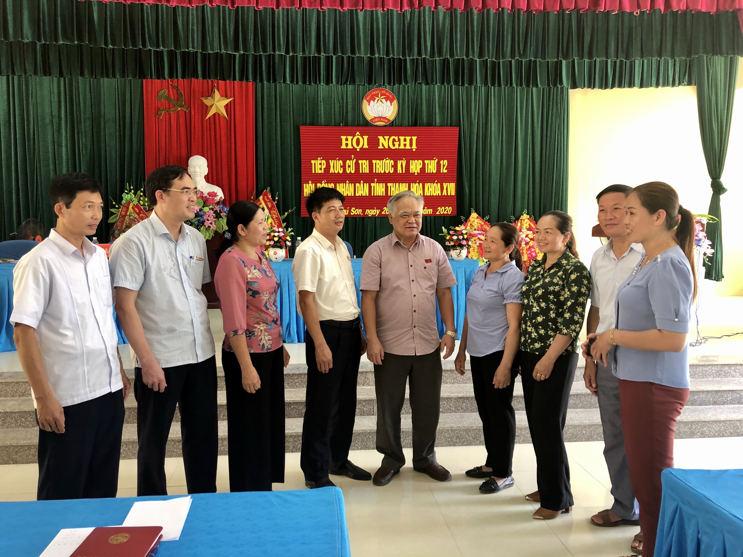 Các đại biểu HĐND tỉnh với cử tri huyện Quan Hóa.