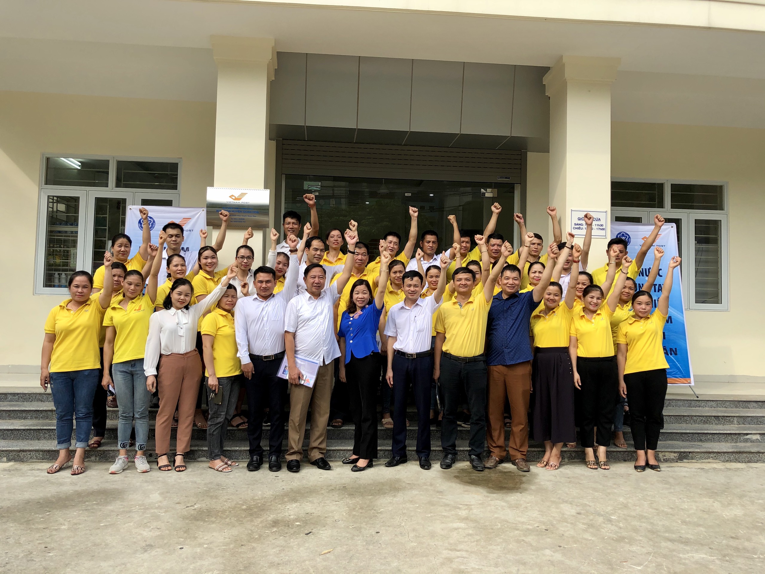 Cán bộ, nhân viên BHXH Huyện và Bưu điện Huyện thể hiện quyết tâm thực hiện tốt BHXH toàn dân.