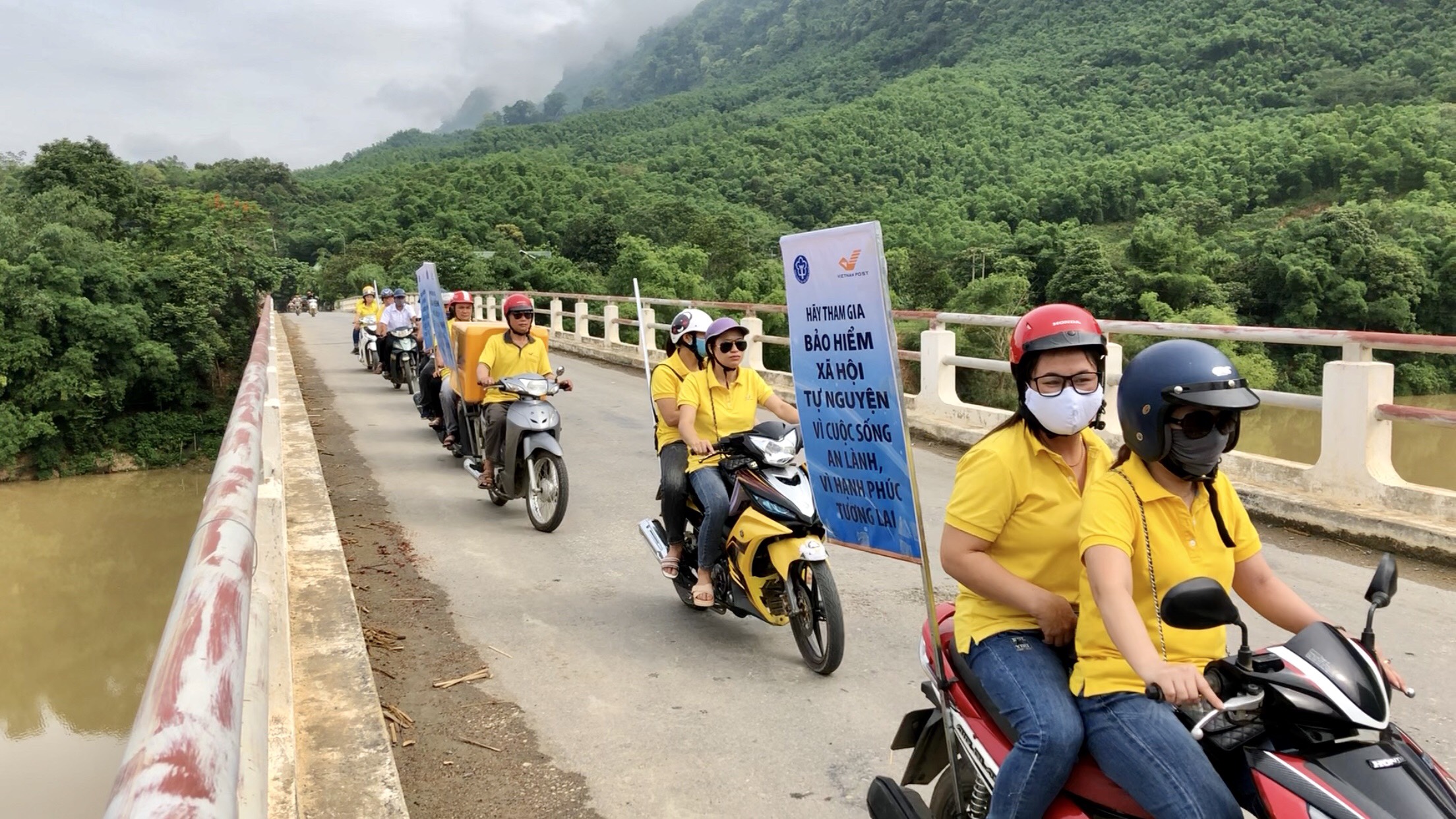 Các tuyên truyền viên tham gia diễu hành tuyên truyền lưu động về lợi ích khi tham gia BHXH tự nguyện.