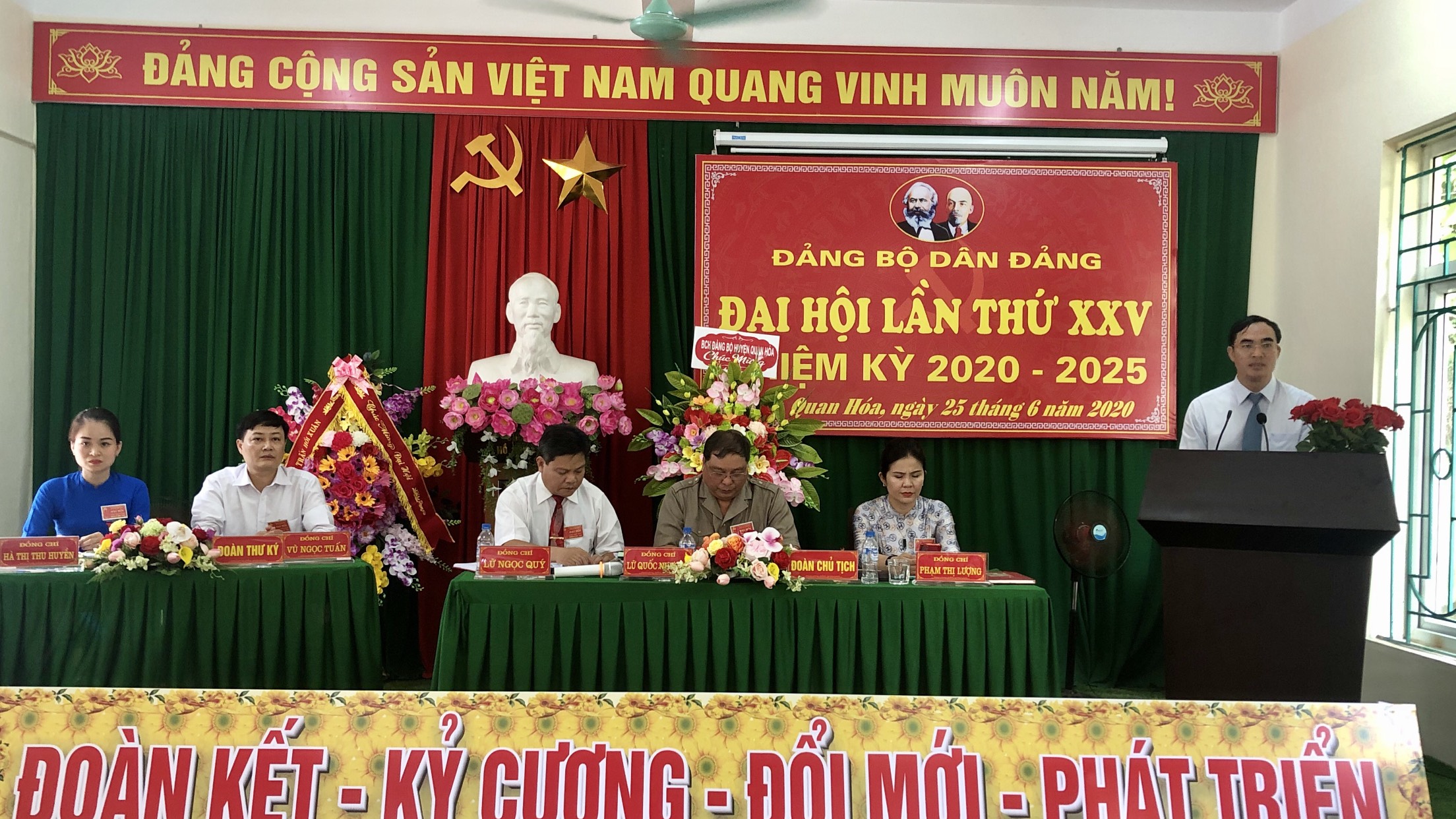 Đồng chí Trương Nho Tự PBT – CT UBND huyện Quan Hóa phát biểu chỉ đạo Đại hội