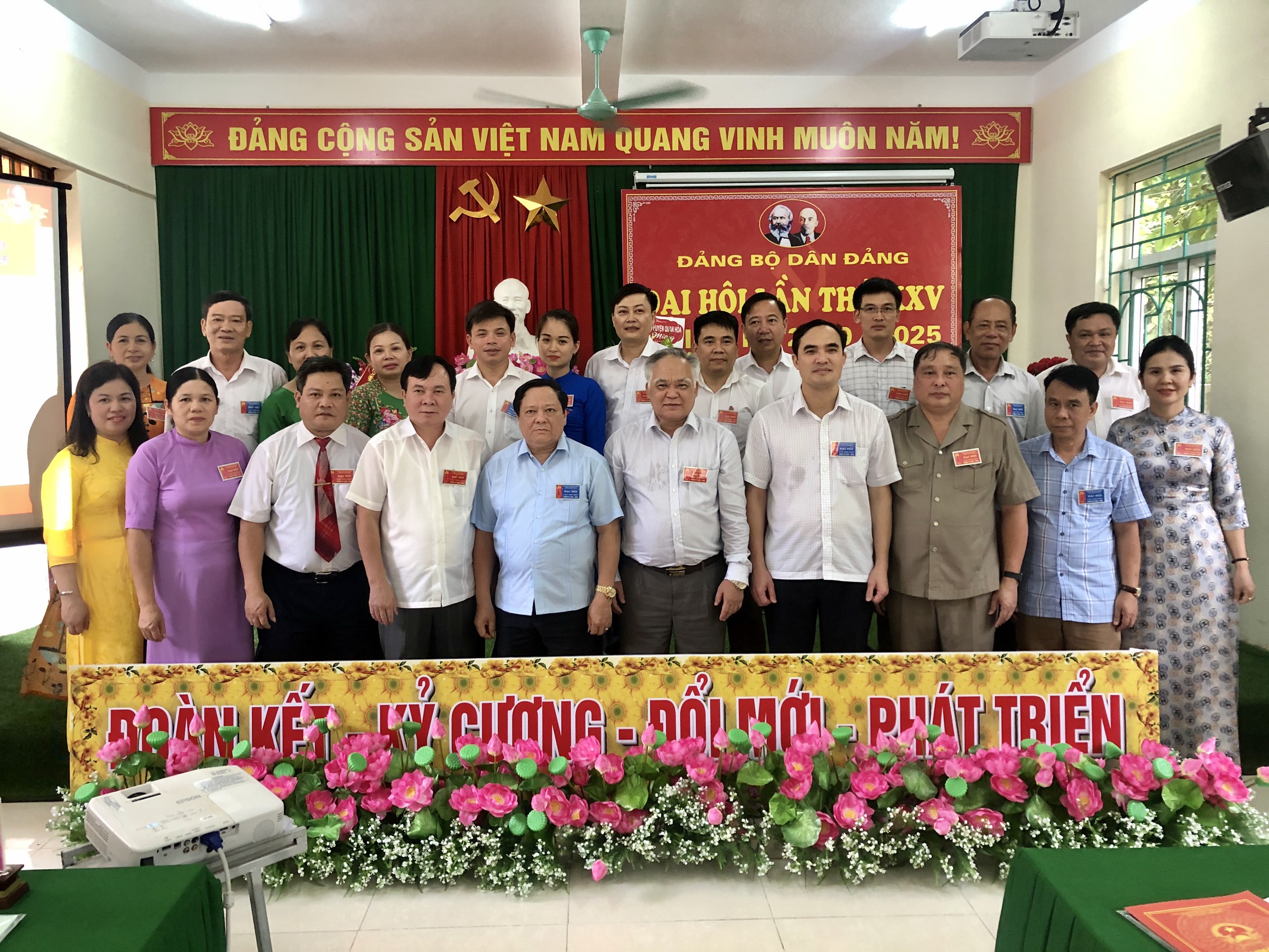 Các đại biểu chụp ảnh lưu niệm cùng với chấp hành khóa XXV