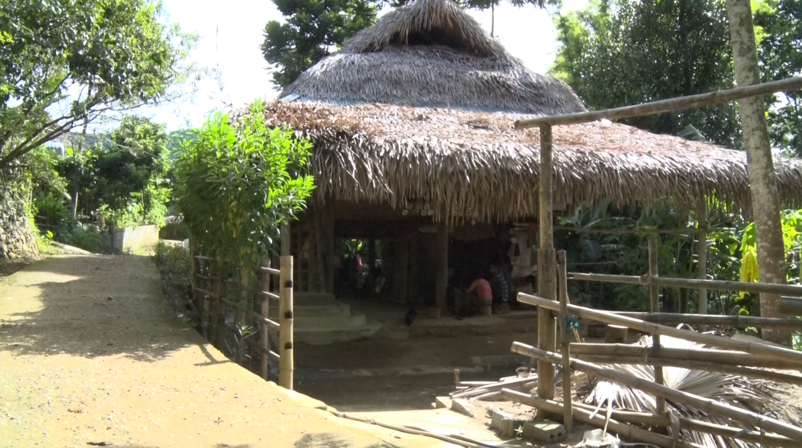 Những ngôi nhà dân bị ảnh hưởng bởi đá lăn đã chuyển đến vị trí mới an toàn
