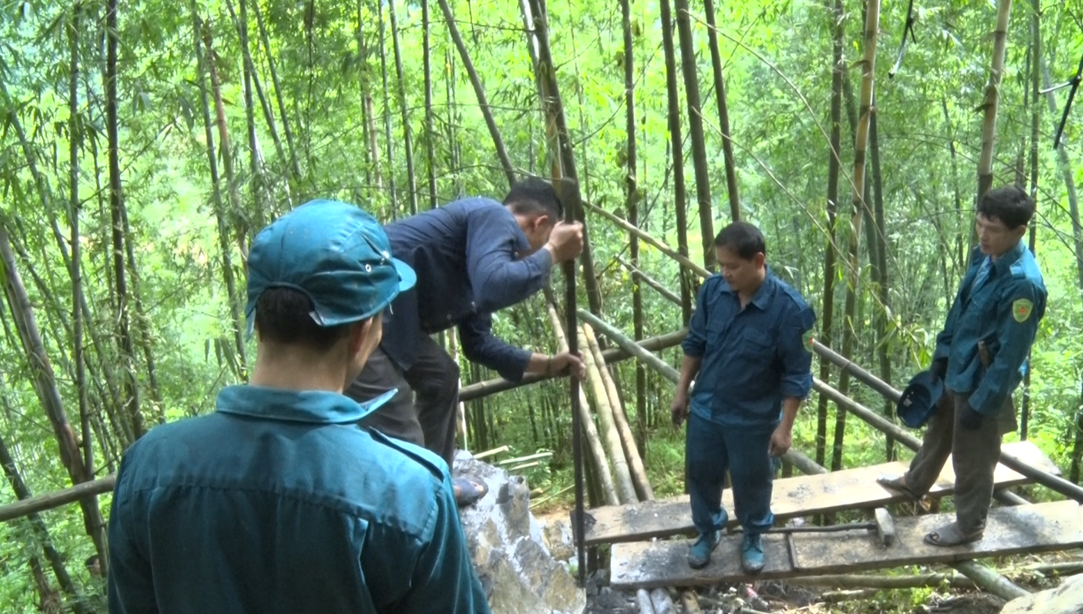 Lực lượng quân sự phá đá để tránh đá lăn xuống nhà dân tại Bản En xã Phú Thanh