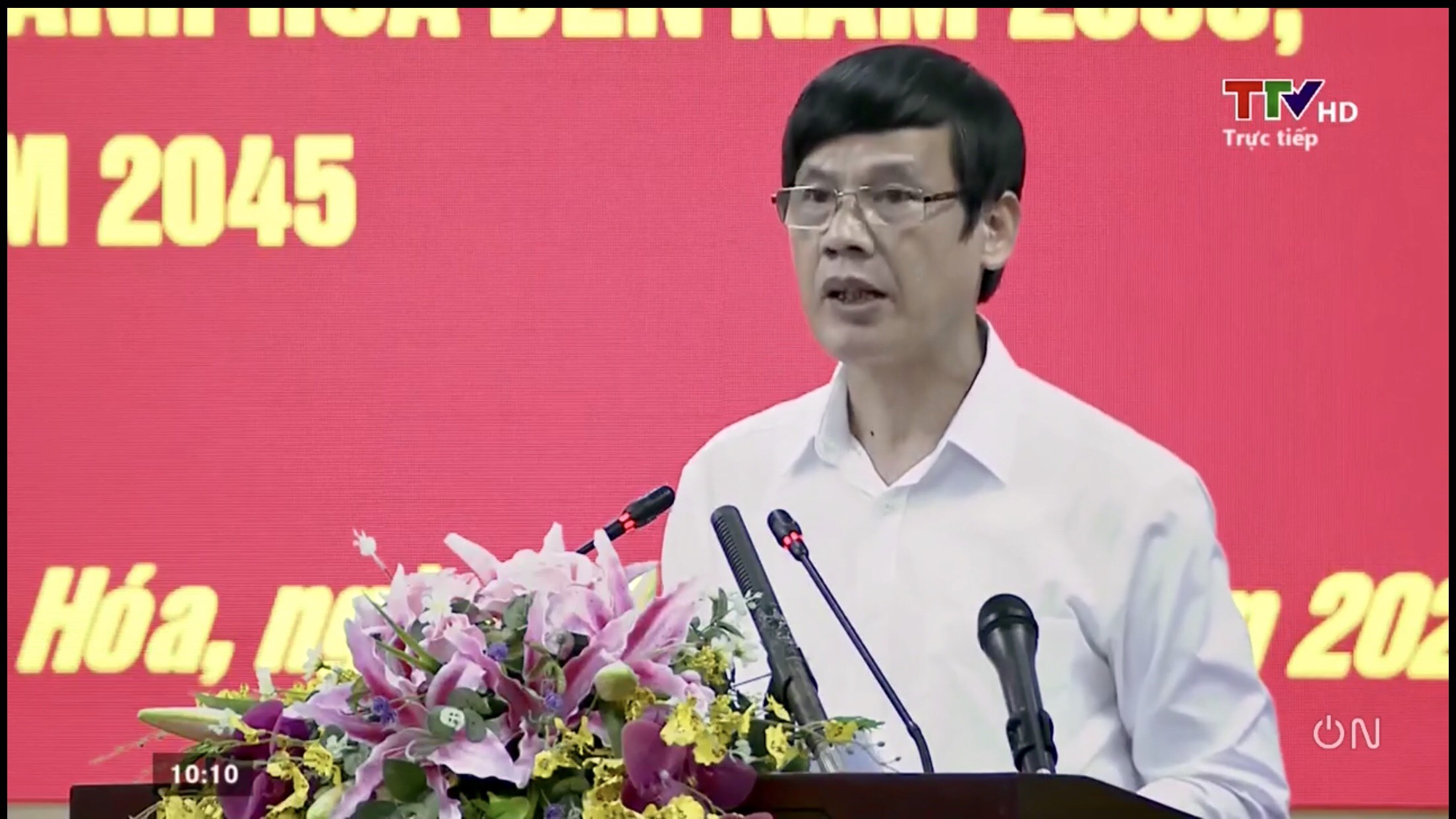 Chủ tịch UBND tỉnh Nguyễn Đình Xứng trình bày Dự thảo Chương trình hành động của Ban Chấp hành Đảng bộ tỉnh.