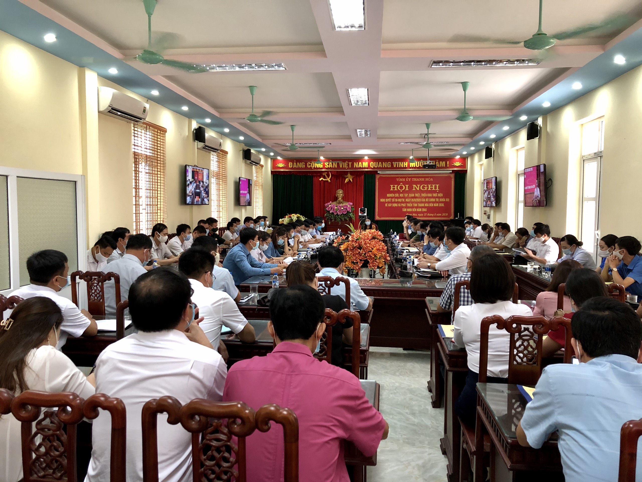 Các đại biểu dự Hội nghị tại điểm cầu Huyện Quan Hóa