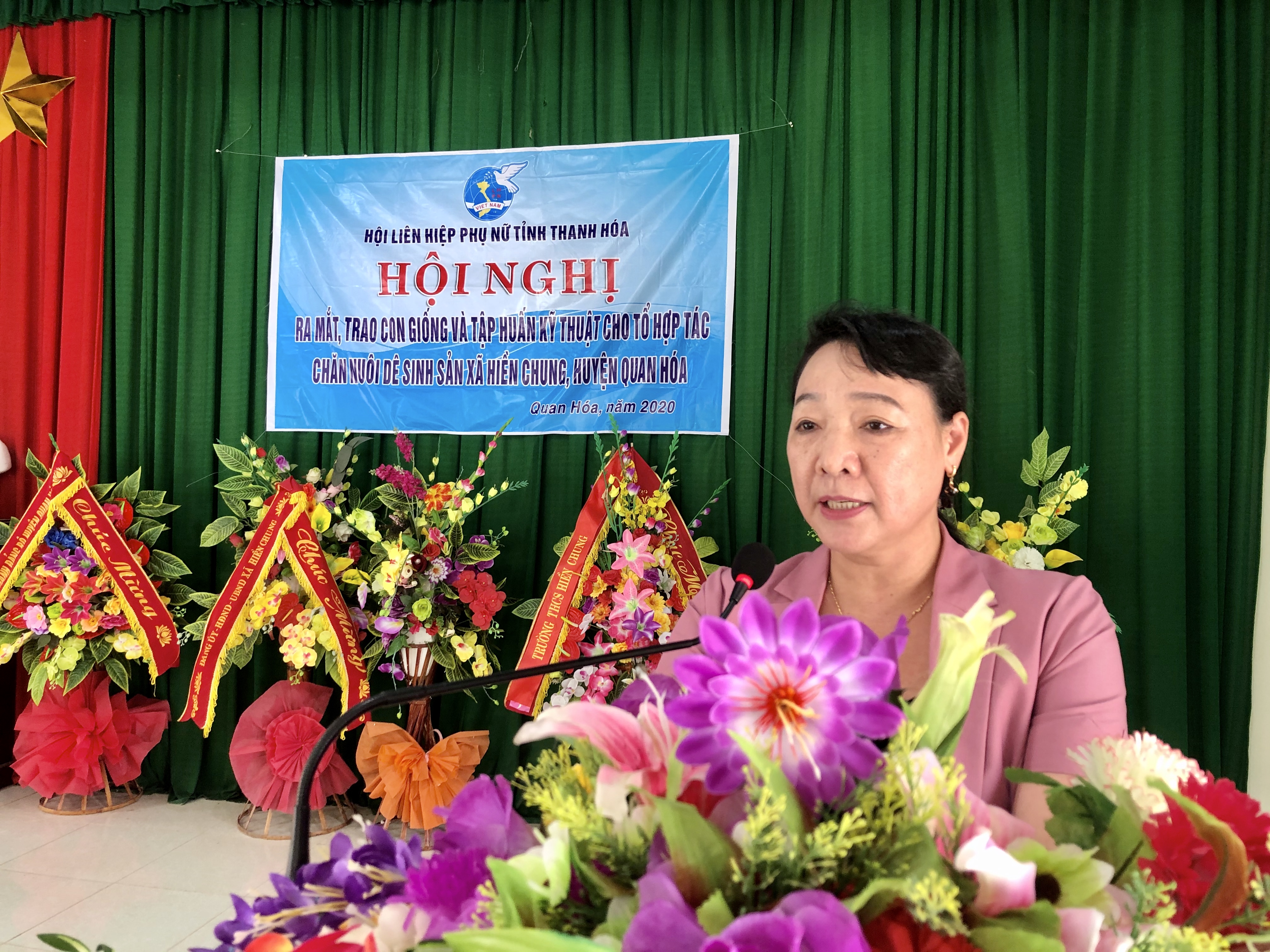 Bà Nguyễn Thị Mai Hoa, Phó chủ tịch Hội liên hiệp phụ nữ tỉnh phát biểu tại buổi lễ