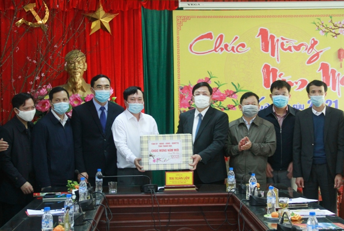 Đồng chí Phó Chủ tịch UBND tỉnh Mai Xuân Liêm tặng quà chúc Tết cán bộ, Nhân dân huyện Quan Hóa