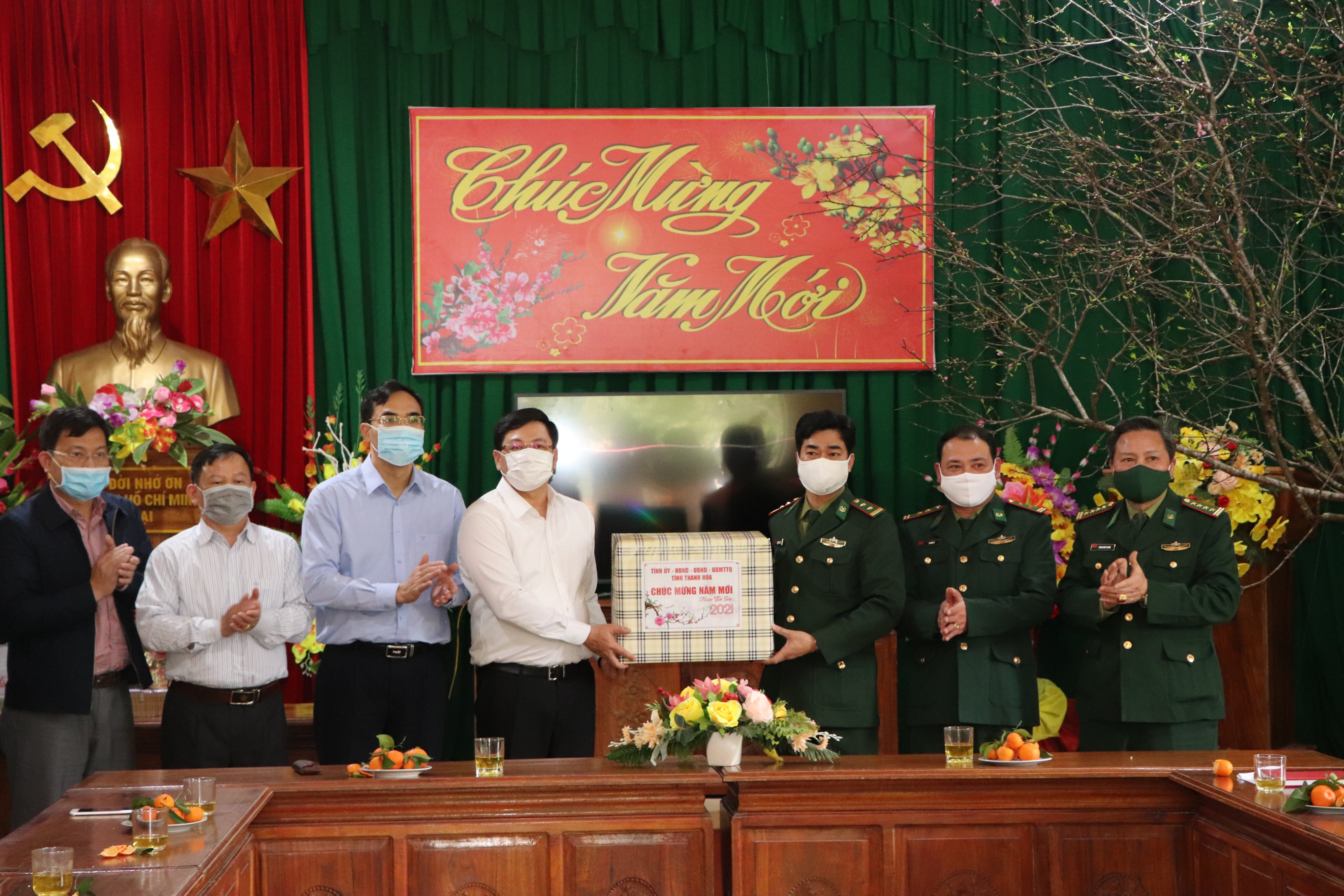Đồng chí Phó Chủ tịch UBND tỉnh Mai Xuân Liêm tặng quà chúc Tết cán bộ, chiến sỹ Đồn Biên phòng Hiền Kiệt.