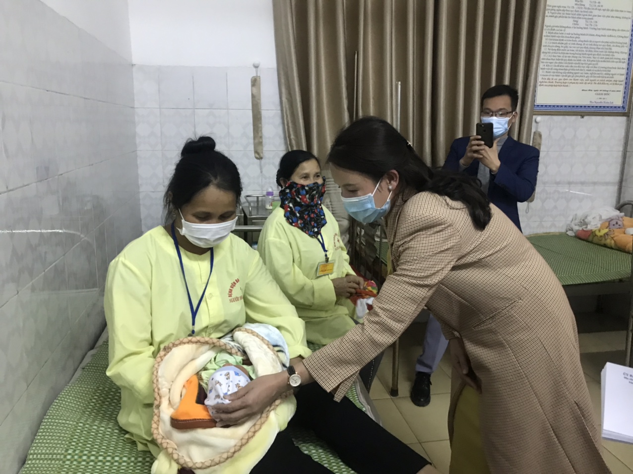 Đồng chí Hà thị Hương BT huyện ủy, thăm các bệnh nhân đang năm, điều trị tại bệnh viện đa khoa huyện