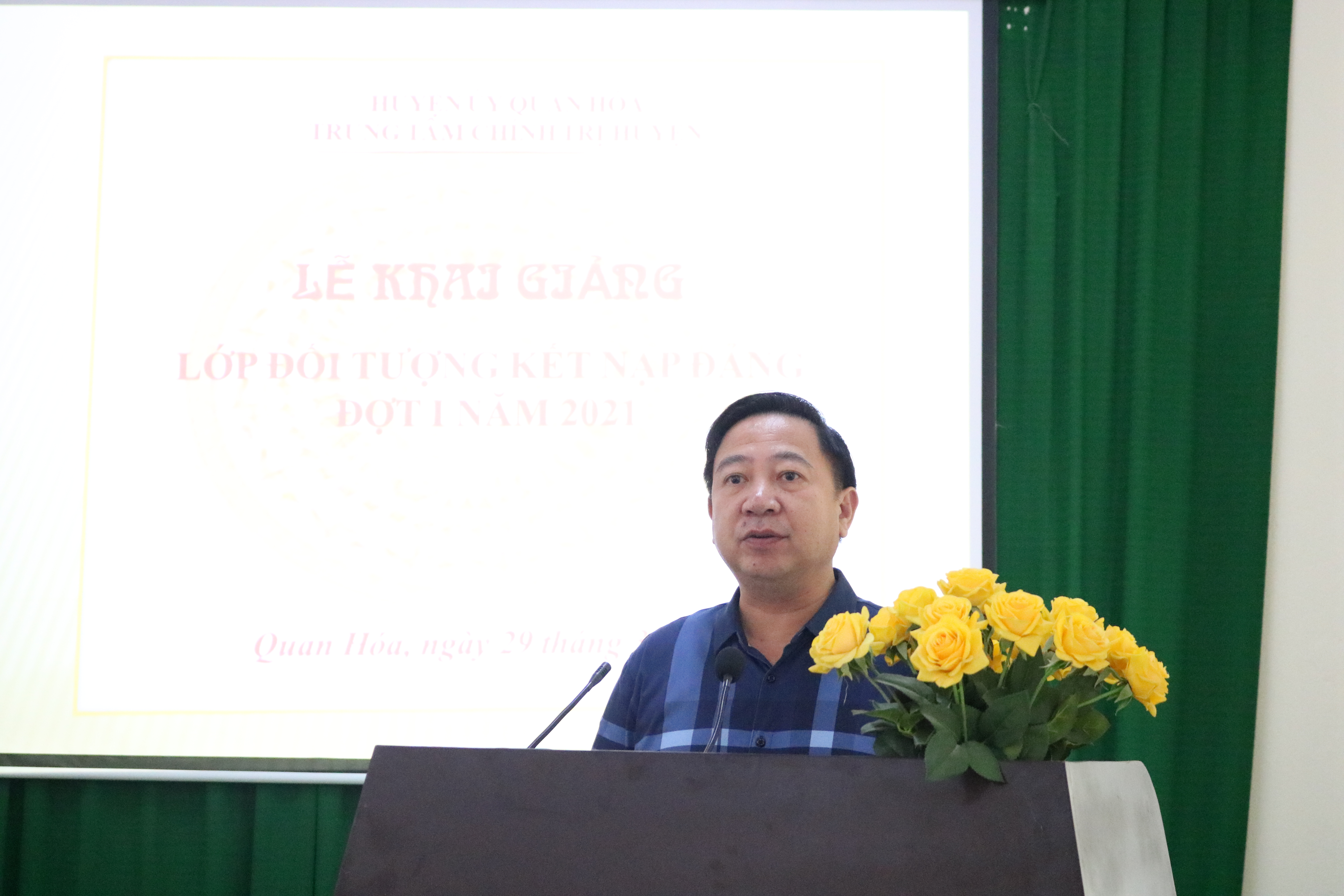 Đồng chí Đỗ Minh Việt TV huyện ủy, Trưởng ban tuyên giáo huyện ủy, Giám đốc trung tâm bồi dưỡng chính trị huyện phát biểu khai giảng lớp học