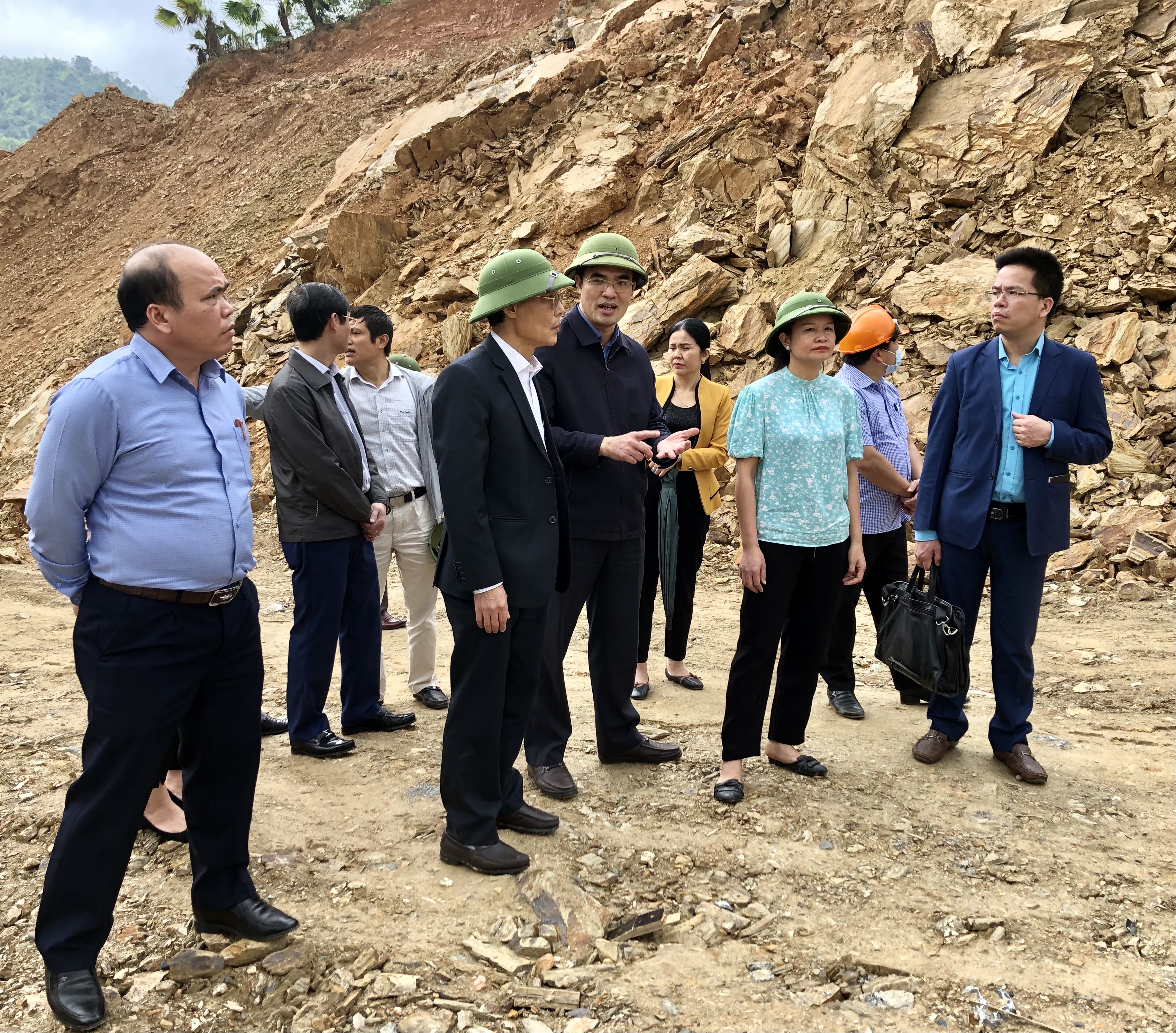 Đồng chí Đầu Thanh Tùng, Tỉnh ủy viên, Phó Chủ tịch UBND tỉnh cùng đoàn công tác kiểm tra thực tế điểm sạt lở tại xã Trung Thành, huyện Quan Hóa