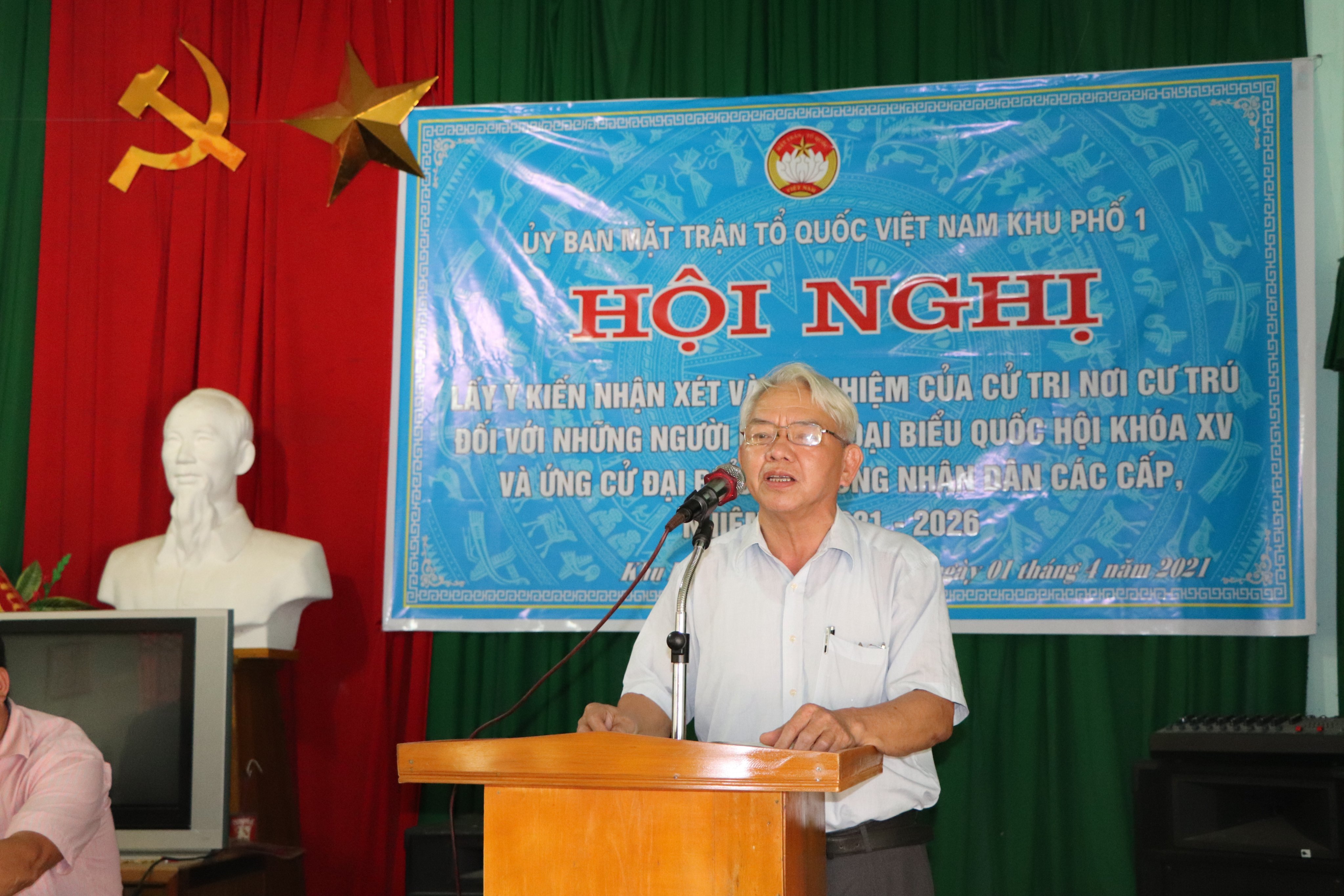 Cử tri khu phố tham gia ý kiến nhận xét đối với các ứng cử viên