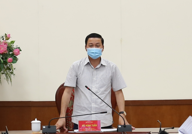 Đồng chí Đỗ Minh Tuấn, Phó Bí thư Tỉnh uỷ, Chủ tịch UBND tỉnh, Trưởng ban Chỉ đạo phòng, chống dịch COVID-19 tỉnh phát biểu tại hội nghị.