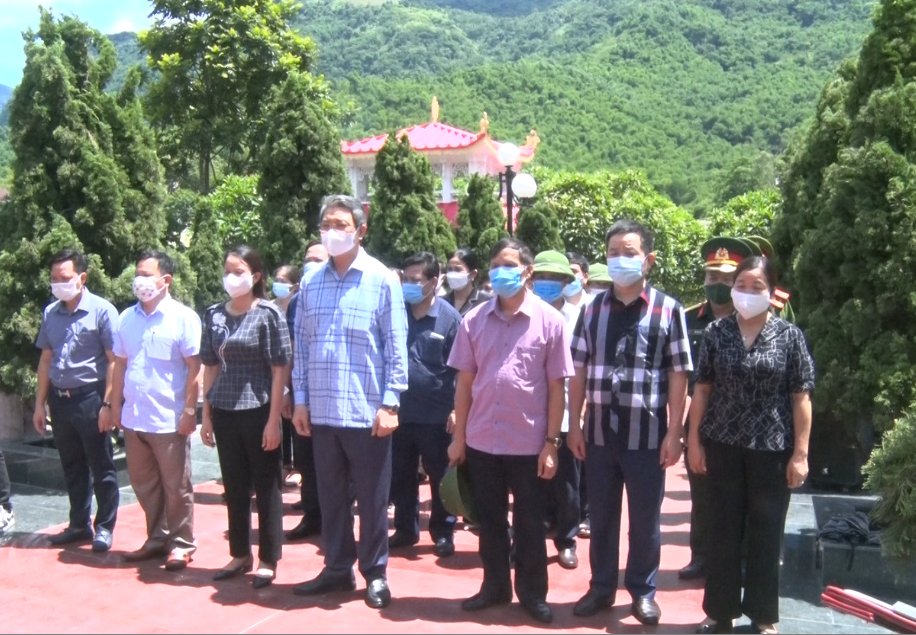 Các đại biểu tham dự lễ viếng nghĩa trang liệt sĩ huyện