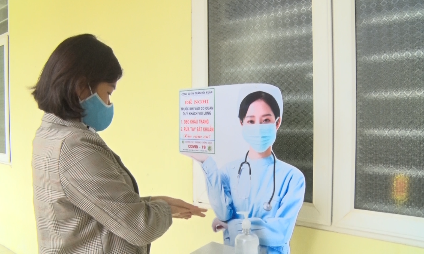 Cán bộ, công chức UBND Thị Trấn Hồi Xuân rửa tay khử khuẩn trước khi vào làm việc